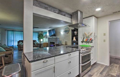 Hot Tub and Theater Room Tropical Springfield Home - Foto 7