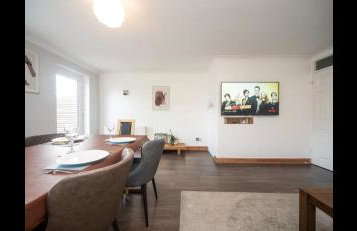 Spacious Chessington home with parking & garden - Photo 24