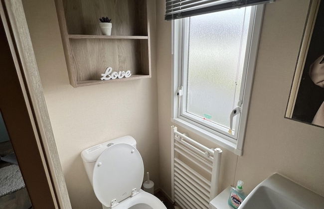 2 Bed Caravan - Sleeps 6 - Parking - Pets - Photo 21