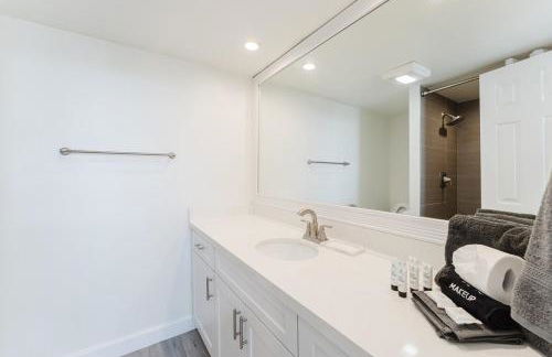 Modern Two Bedroom Suite with 2 King Beds Pool and Steps from the Beach - Foto 33