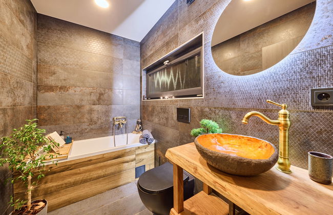 Luxe Timber Lodge & Relaxing Bath - Photo 4