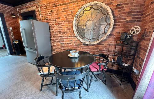 Historic, Stylish Getaway 2 blocks from Waterfront - Foto 8