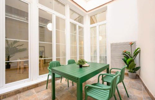 Modern 3 bedroom, city center with patio & high ceilings by 10ToSea - Photo 17