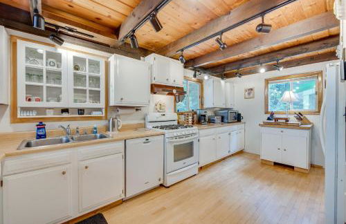 Waterfront Lake Arrowhead Cabin with Dock and Fire Pit - Foto 7