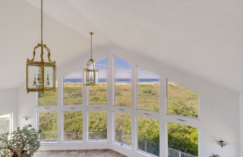 Oceanfront Castle with Hot Tub and Game Room - Foto 12