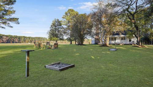 3BR Farmhouse with Porch Fire Pit Horseshoe Pit - Foto 4, Garden view