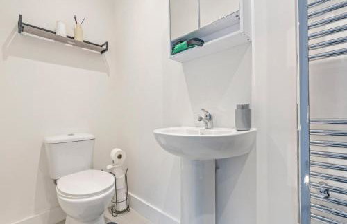 Central 2 Bedroom Apartment with Free Parking Sleeps 8 & Walk to City Centre & Arena - Foto 18