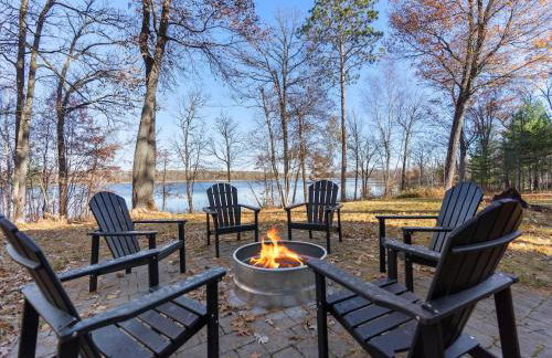 The Log Haus, a newly renovated lakefront cabin close to the trails - Foto 3