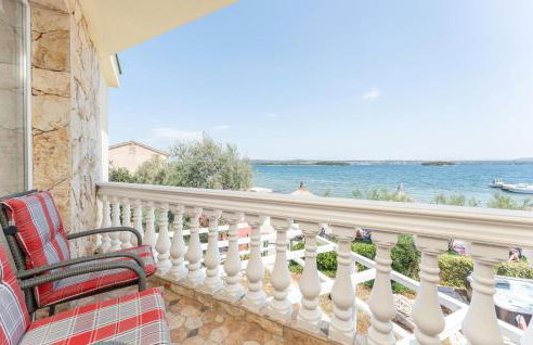 3 Bedroom Cozy Apartment In Ugrinic - Foto 1