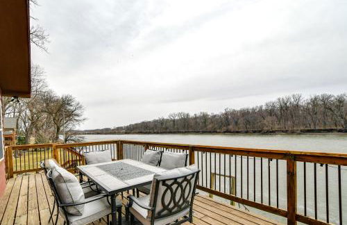 Riverfront Cabin Near Dtwn Pella with Game Room! - Foto 6