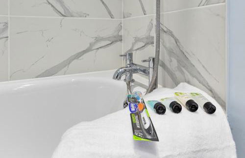 Stylish & Modern 2-Bedroom London Hideaway - King Bed- Sleeps 6 - Parking Available - Instant Book - 20 Percent Off Long Stays! - Foto 27