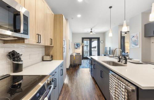 Modern Comfort North Austin with Balcony and Workspace - Foto 6