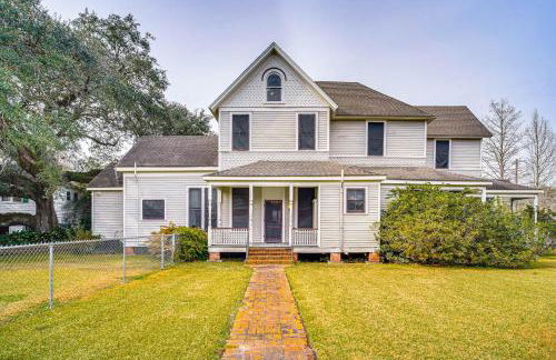 Historic Home with Fireplace and Porch Walkable Area! - Foto 21