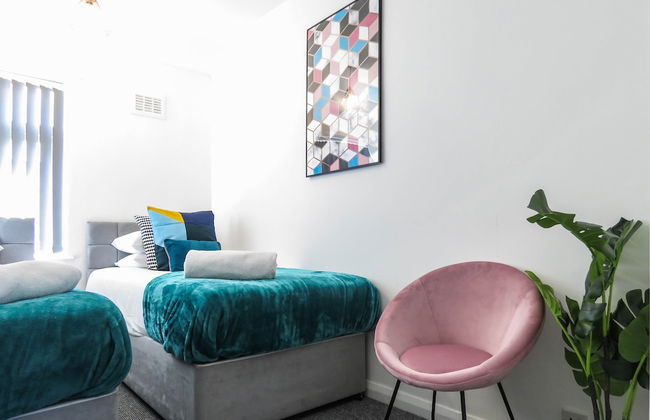 Tudors eSuites 4 Bedroom House with Garden & 9 Beds - Foto 13