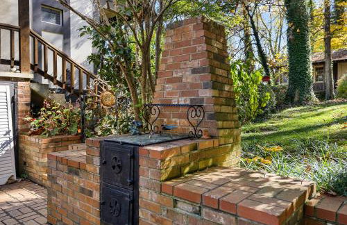 Stylish Mountain Retreat with Sunroom and Pergola - Foto 75