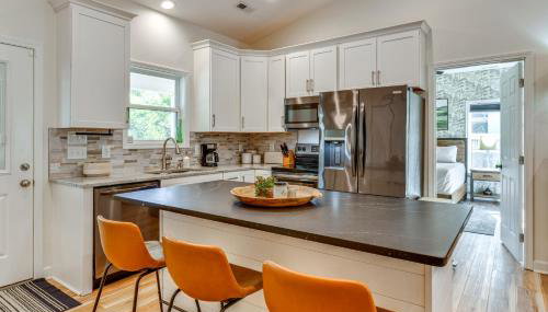 Waterfront Lake Hickory Retreat with Private Dock! - Foto 3