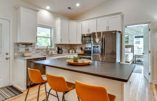 Waterfront Lake Hickory Retreat with Private Dock! - Foto 3