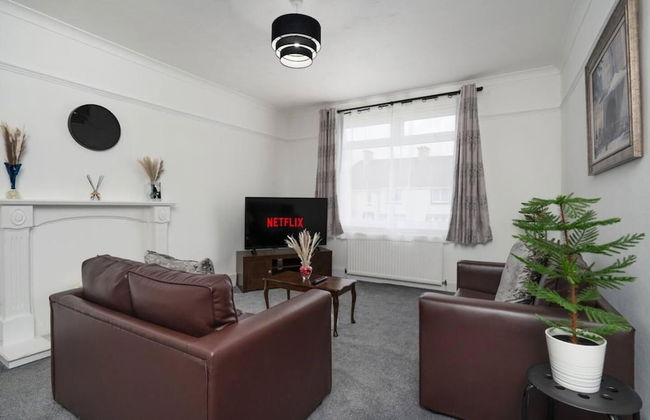 2-bed Flat, Wishaw, Free Parking, Family-friendly - Photo 16