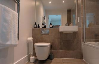 Modern 2 Bedroom with Superking Bed & Balcony views Near Wembley - Foto 20