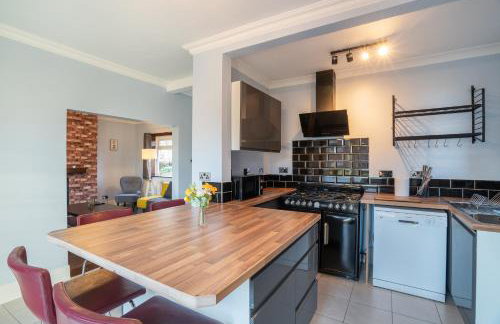 Stylish 3 Bed House-Free Parking - by Holiday Homes - Photo 6