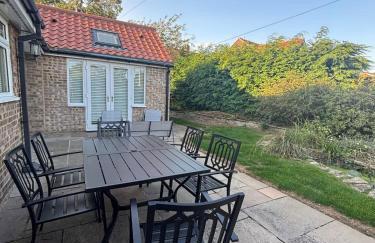 Hot Tub Free Parking 5 Bedroom Large Space - Photo 35