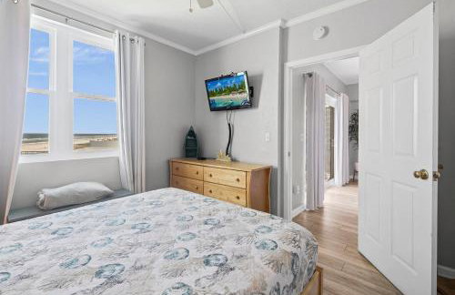 Polished oceanfront condo with pool access, private balcony & washer/dryer - Foto 9