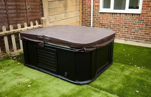 Stylish Wembley Home with Hot Tub, Parking & Garden - Foto 17