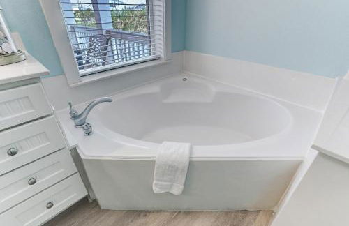 Cozy Beach Home with Resort Amenities, Oceanbay, lake views and 3 decks! - Foto 6