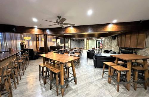 WOW!! Ultimate Pocono Retreat, Hot Tub, Game Room, Deck, Lakes, Skiing, Pools - Foto 48