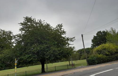 EGHAM LOVELY STUDIO SELF CONTAINED 2 mins station - Foto 11