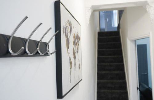 Central Location Liverpool, Modern Home, 4 BR, Sleeps 9, Free Parking - Foto 21