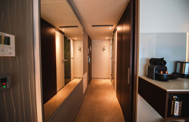 Car by Side - Photo 23