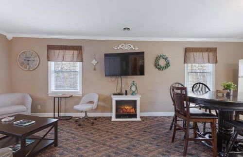 Brenda Lee History 4BR Retreat Pool Hot Tub - Photo 23