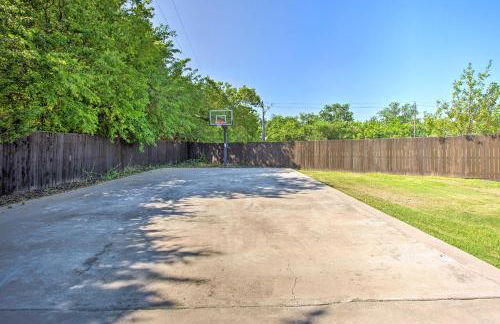 Pet-Friendly House with Pool about 3 Mi to Downtown - Photo 23