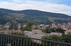 Casa com piscina para até 6 pessoas com duas camas de casal e sofá-cama casal - Foto 3