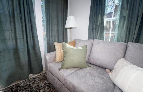 Lions Lair - 1 BR 1 BA Home Coffee Smrt TV Wifi - Photo 13