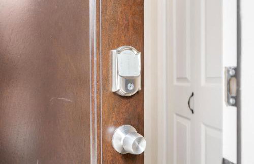 Upscale King Bed Suite ADA with Free Parking - Foto 26