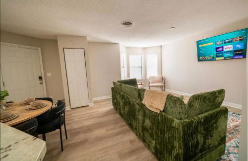 Uptown LUXE Retreat with Parking & Walk to City Center - Foto 9