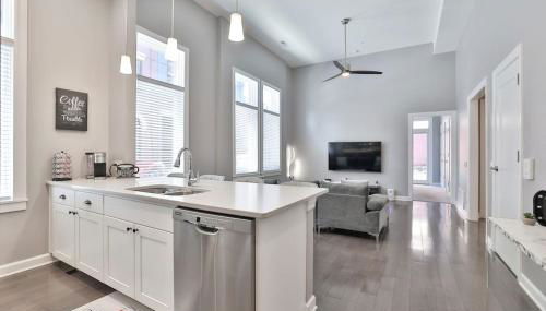 **NEW mOdernLUX best OTR condo *Park ONsite** - Foto 2