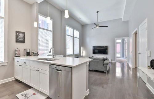 **NEW mOdernLUX best OTR condo *Park ONsite** - Foto 2