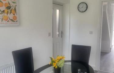 New Build 3-Bed in Rotherham Fast WiFi, Garden & Driveway - Foto 14