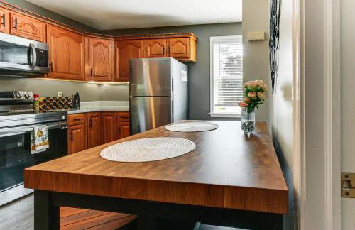 Walk to Town Charming Unit with Balcony in Bedford! - Foto 8