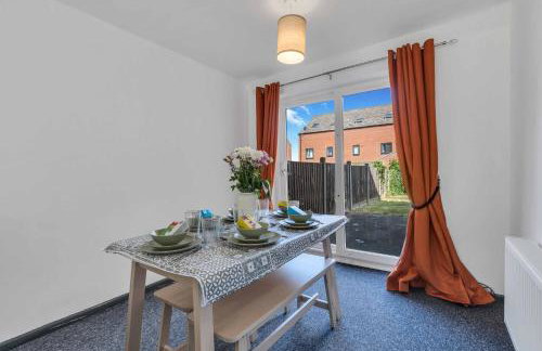 Group-Friendly 4-BR Home with Space & Comfort - Foto 21