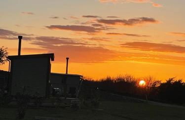 Oakley View Shepherds Hut with hot tub - Photo 30