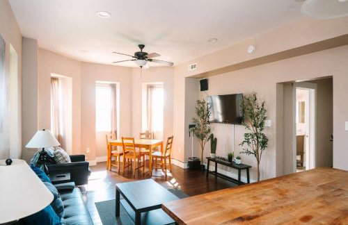 Acrisure Field - Off Street Parking - GroupStay - Foto 7