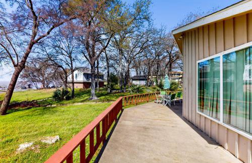 Laid-Back Lake House with Wraparound Deck - Foto 3