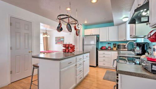 Family-Friendly Logan Farmhouse with Yard and Near USU - Foto 2