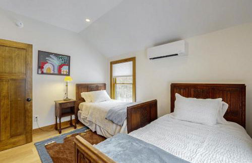 Less Than 1 Mi to Lake George! Family Retreat with Deck - Foto 21