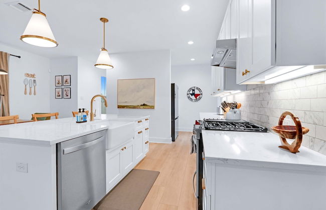 Chic Modern Farm Haus - Minutes to Everything - Foto 13