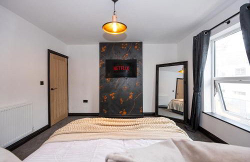 Midnight Manor Cinema Room, Fast WiFi, Ideal for Short & Long Stays - Foto 10